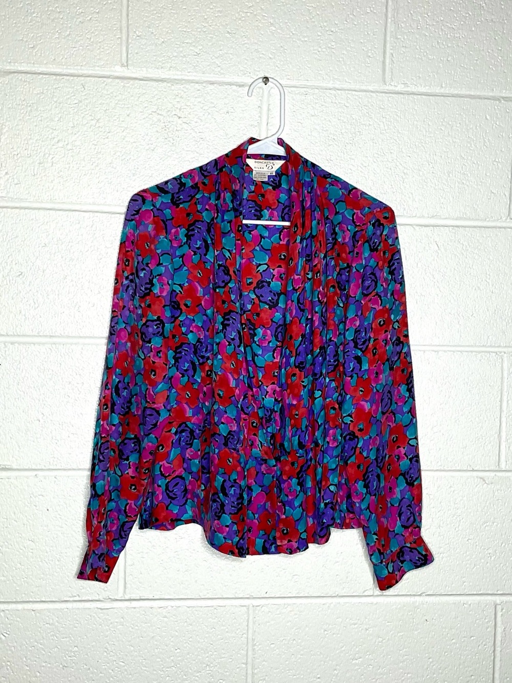 < Vintage Doncaster 100% Silk Vibrant Floral Blouse >